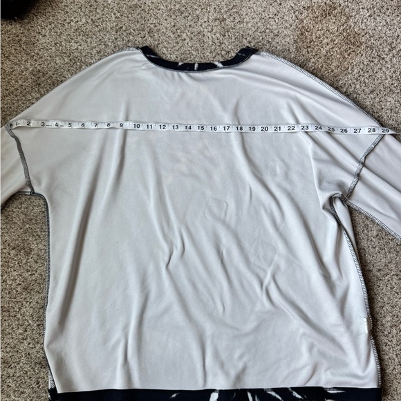 Elegant Black and White Tie-Dye Crew Neck Sweater - Picture 6 of 7